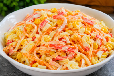 Вкусный салат &laquo;Пятерка&raquo;: крабовые палочки, корейская морковь и кукуруза &mdash; смешиваем за 5 минут