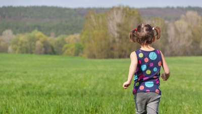 Пропавшую 5-летнюю девочку нашли в 5 км от дома в СКО