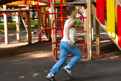 Полиция ищет пропавшего с игровой площадки 3-летнего ребёнка в Англии