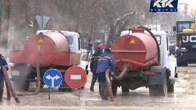 Водопровод лопнул в Уральске: улицы города залило водой (видео)