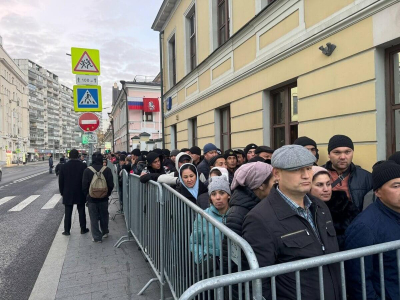 Огромную очередь засняли перед посольством Узбекистана в Москве