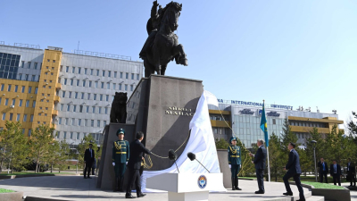 Токаев и Жапаров торжественно открыли памятник Айкол Манасу в Астане