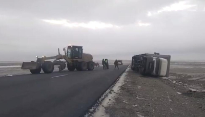 Большегруз опрокинулся из-за сильного ветра на трассе в области Абай  