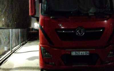 Народный репортер. Машина с огнеопасным грузом постоянно стоит у школы