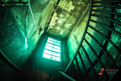 &laquo;Замкнуло проводку&raquo;: в Калуге после чистки крыши квартиру затопило талой водой