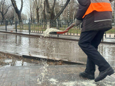 В Астане из-за гололеда посыпают дороги и тротуары песком и солью