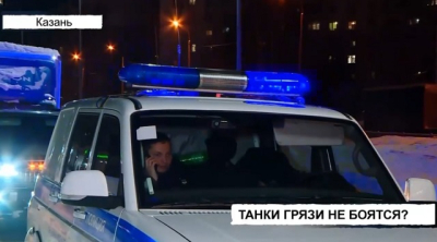 Нож, сугробы и разбитое зеркало: двор в Казани стал ареной дорожной драмы