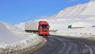 Движение автомобилей приостановлено на границе Казахстана и России