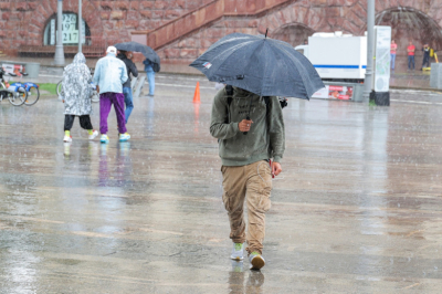 Частые дожди, мощный ветер и холод до +5: погода в Москве в начале недели