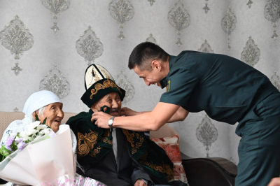 Военнослужащие поздравили фронтовика в Туркестанской области