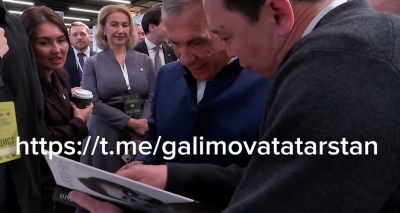 Минниханову подарили книгу Джеки Чана с его подписью