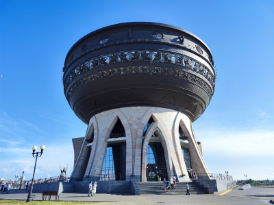 Пара, которая идет во Владивосток из Москвы пешком, добралась до Казани