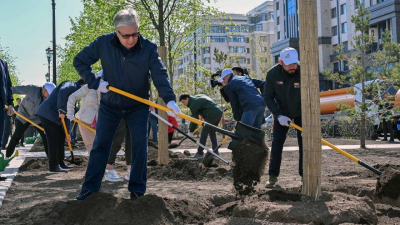 &quot;Это не разовая кампания, это образ жизни&quot;: президент Токаев вышел на субботник (фото)