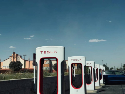 Маск пообещал инвестировать в новые станции Supercharger после разгона команды