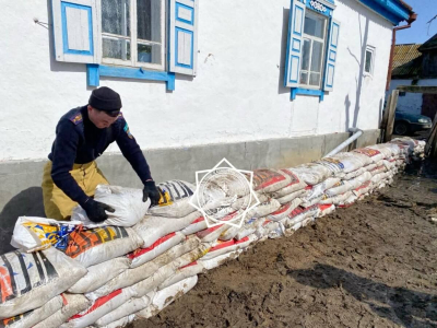 Курсанты помогают защитить дома в Акмолинской области от большой воды