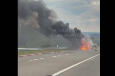 Полыхающую фуру с цистерной на трассе в Татарстане сняли на видео