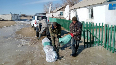 &quot;Никому ничего не надо&quot;: частные дома топит талой водой в Караганде (видео)