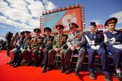 Йөрәкләрдә мәңге сакланыр: Казан Бөек Җиңүнең 81 еллыгын каршылады
