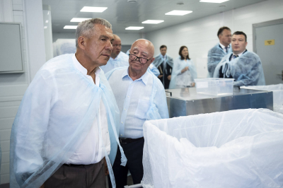 Минниханов посетил завод медизделий и&nbsp;отправку гумпомощи в&nbsp;Лаишевском районе