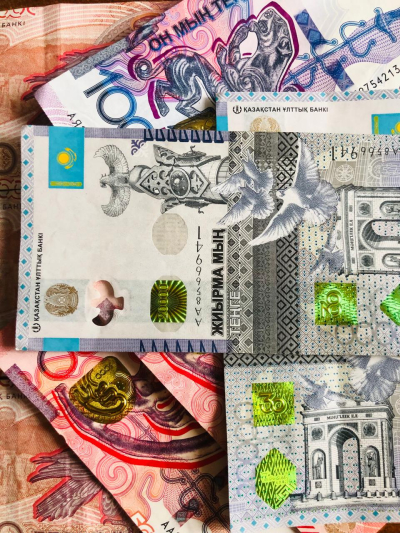 Тенге в минусе: евро и рубль держатся в прогнозных коридорах