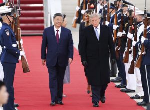 Трамп лично встретил Си Цзиньпина у трапа самолета и нарушил протокол 64-летней давности