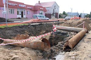 Возле Центрального стадиона подтопило улицу из-за прорыва 43-летнего водопровода