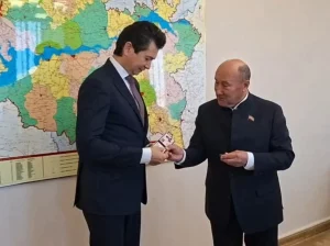 Марат Ахметов вручил удостоверение депутата Госсовета Фариду Абдулганиеву