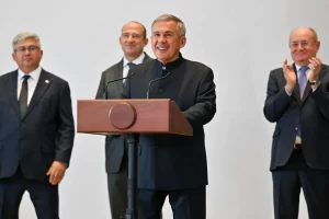 Рустам Минниханов дал старт отгрузке первых отечественных компрессоров для СПГ
