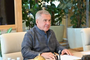 Рустам Минниханов наградил медалью «Ана даны – Родительская слава» шесть жительниц РТ