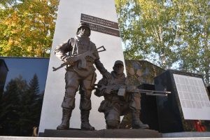 «Символ памяти, благодарности и единства»: Песошин и Беляев открыли памятник участникам СВО в Нижнекамске