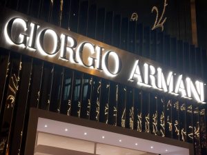 FT: Armani готовит переговоры о продаже 15% доли LVMH, L’Oréal и EssilorLuxottica