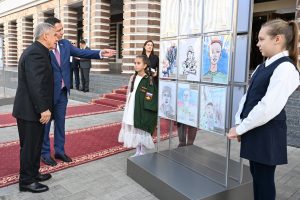 Минниханов осмотрел выставку «Мой папа — Герой»: до конца года ее покажут на восьми площадках Казани
