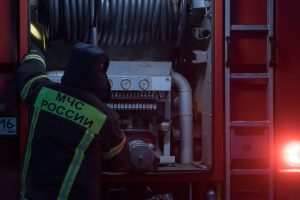В Казани около Мамадышского тракта горит дом – огонь может перекинуться на гараж