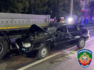 Легковушка влетела в припаркованный грузовик на Восстания в Казани: пассажир погиб, водитель в больнице
