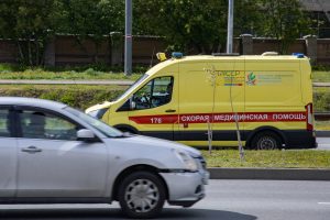 По дороге из Челнов в Нижнекамск перевернулся микроавтобус с 11 пассажирами – двое пострадали