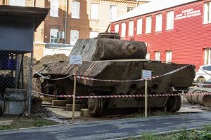Минниханову показали танк, найденный во дворе КНИТУ-КХТИ, — его планируют отправить в уральский музей