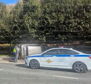 На Оренбургском тракте Lexus вылетел с дороги и снес столб (фото)