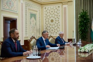 Хуснуллин обсудил с Рахмоном поставку нефтепродуктов и стройки – на встрече был Песошин