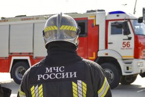 В Челнах пожарные тушили огонь в автомобиле «Лада»