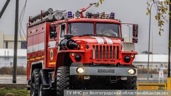 Многоквартирный дом загорелся в Волгограде в результате атаки БПЛА