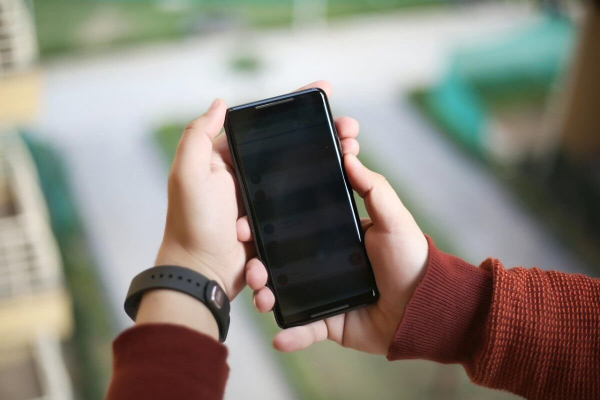 Ходьба со смартфоном в руках меняет походку и ухудшает настроение