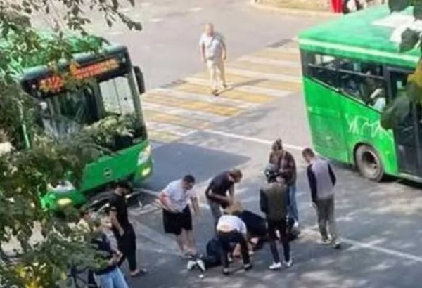 Автобус сбил девушек на электросамокате в Алматы