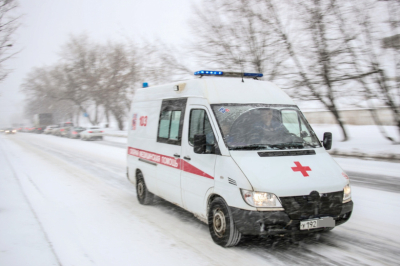 Ледяная глыба обрушилась на машины в Москве