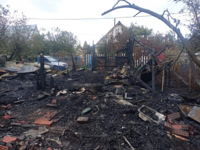 Утренний пожар повредил три дачных дома под Челнами